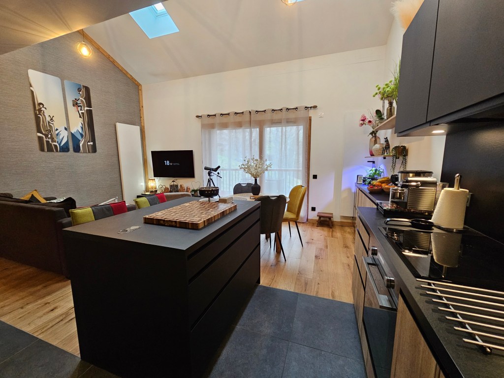 Cuisine moderne et salon lumineux dans un chalet au Grand-Bornand, Le Chinaillon
